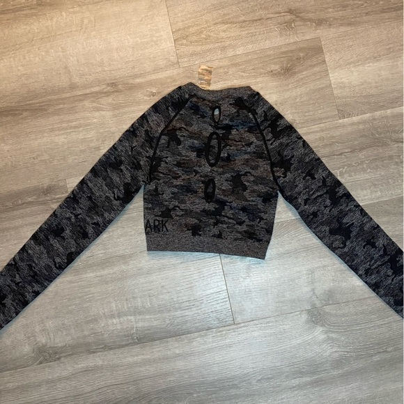 Gymshark Adapt Camouflage Seamless Scrunch Long Sleeve Crop Top - Picture 5 of 8